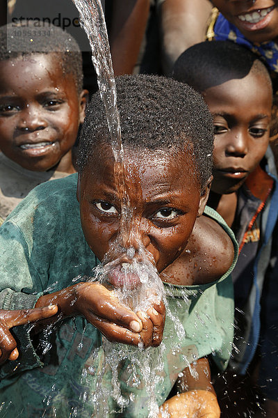 Junge trinkt Wasser  Matamba-Solo  Provinz Bandundu  Republik Kongo