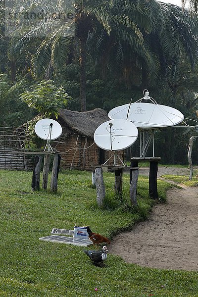 Satellitenschüsseln  Batterie mit Solarzellen  Matamba-Solo  Provinz Bandundu  Republik Kongo