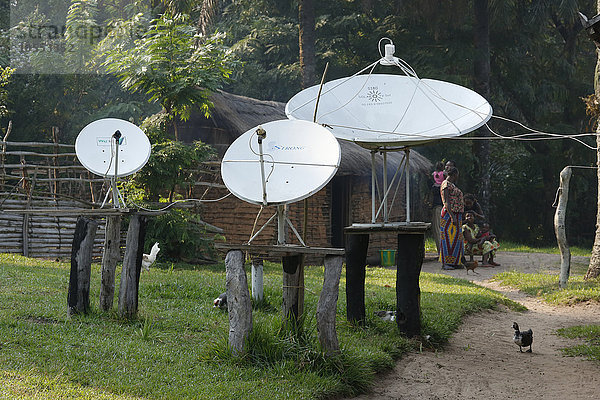 Satellitenschüsseln  Matamba-Solo  Provinz Bandundu  Republik Kongo