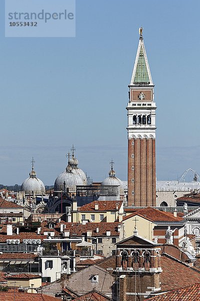 Ausblick auf Dächer mit Markusdom oder San Marco und Campanile  Venedig  Venetien  Italien  Europa