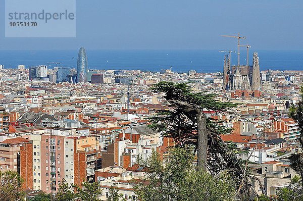 Ausblick vom Park Güell auf die Stadt mit Sagrada Familia und Torre Agbar  hinten Mittelmeer  Barcelona  Katalonien  Spanien  Europa