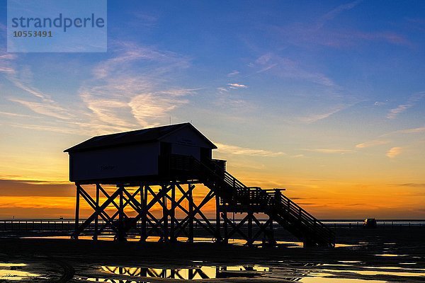 Pfahlbau bei Ebbe im Sonnenuntergang  Strand von Sankt Peter Ording  Schleswig-Holstein  Deutschland  Europa