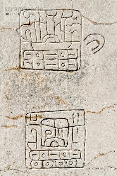 Zwei Hieroglyphen auf der Marmorstele am Plaza de la Estela  Ruinenstätte Xochicalco  Cuernavaca  Bundesstaat Morelos  Mexiko  Nordamerika