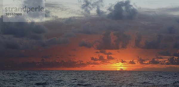 Leuchtender Sonnenuntergang über dem Meer  La Palma  Kanaren  Atlantik  Spanien  Europa