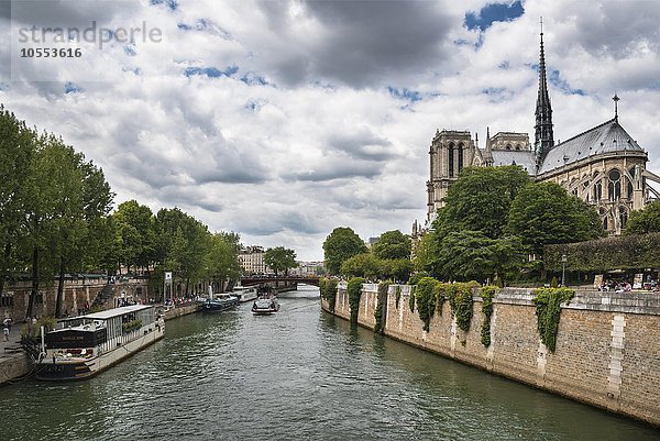 Hausboote auf der Seine  Kathedrale Notre Dame  Paris  Frankreich  Europa