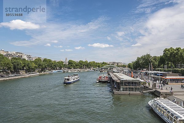 Ausflugsboote und Restaurantboote auf der Seine  Paris  Frankreich  Europa