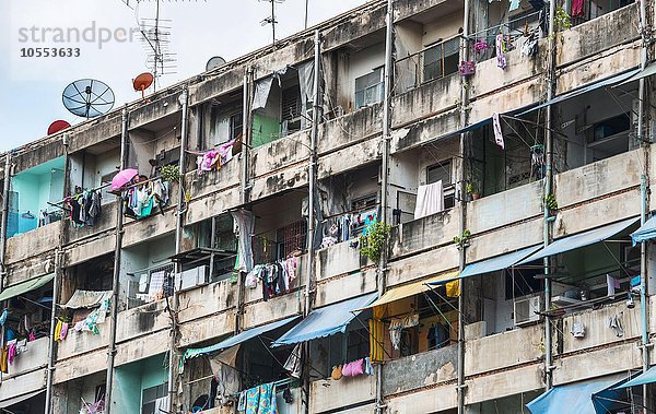 Verfallene  bruchfällige Hausfassade mit bunter Wäsche  Bangkok  Thailand  Asien
