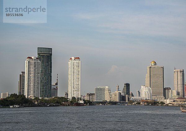 Skyline  Fluss Mae Nam Chao Phraya mit Hochhäusern  Bangkok  Thailand  Asien