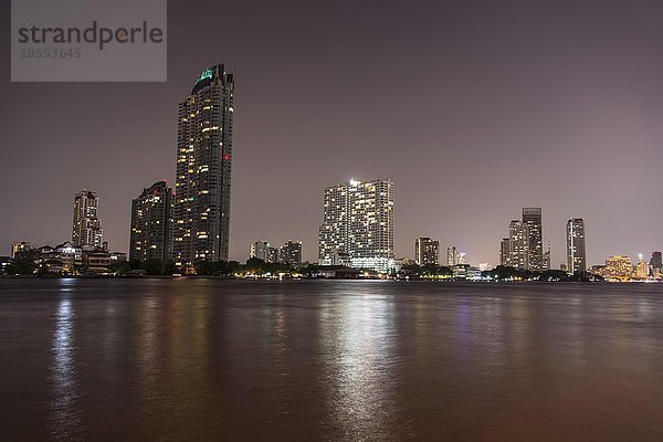 Fluss Mae Nam Chao Phraya mit Skyline bei Nacht  Bangkok  Thailand  Asien