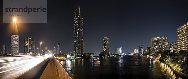 Skyline mit Brücke über den Fluss Mae Nam Chao Phraya bei Nacht  Bangkok  Thailand  Asien