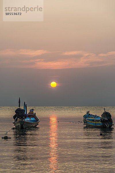 Zwei Longtail Boote  Südchinesisches Meer bei Sonnenuntergang  Golf von Thailand  Insel Koh Tao  Thailand  Asien