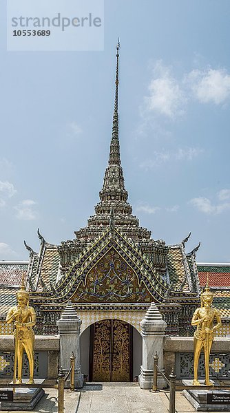 Bangkok Hauptstadt Eingang frontal Palast Schloß Schlösser Figur Asien Buddha Smaragd Thailand