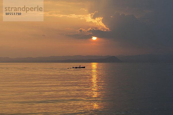 Boot im Abendrot bei Sonnenuntergang auf dem Gardasee  Garda  Veneto  Italien  Europa