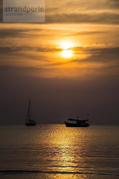 Zwei Boote im Meer bei Sonnenuntergang  Insel Koh Tao  Golf von Thailand  Thailand  Asien