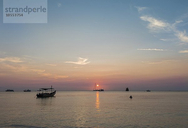Boote im Meer bei Sonnenuntergang  Insel Koh Tao  Golf von Thailand  Thailand  Asien