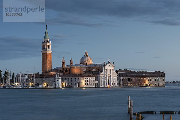 Insel San Giorgio Maggiore mit Abtei und Kirche am Abend  Bacino di San Marco  Lagune von Venedig  Venedig  Venezia  Italien  Europa