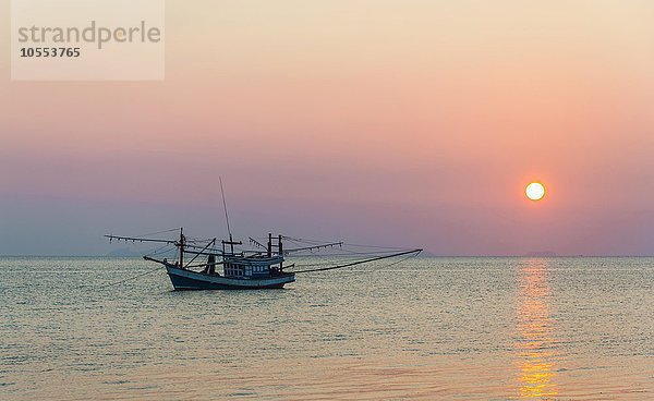 Boot im Meer bei Sonnenuntergang  Insel Koh Samui  Golf von Thailand  Thailand  Asien