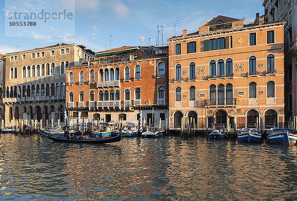 Roter Palazzo Cavalli  Standesamt  hinten Palazzo Ca? Farsetti mit Sitz der Stadtverwaltung  Canal Grande  Stadtteil San Marco  Venedig  Veneto  Italien  Europa