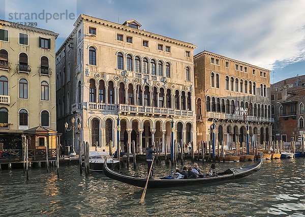 Stadtverwaltung im Palazzo Loredan und Palazzo Farsetti  Canal Grande  Stadtteil San Marco  Venedig  Veneto  Italien  Europa