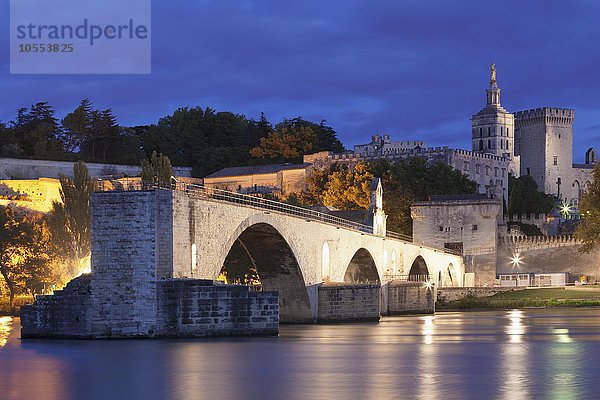Brücke St. Benezet über die Rhone mit Kathedrale Notre Dame des Doms und Papstpalast  UNESCO Weltkulturerbe  Avignon  Provence  Provence-Alpes-Cote d'Azur  Südfrankreich  Frankreich  Europa