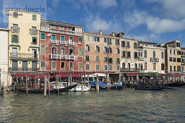 Häuserzeile und Gondelstation an der Rialto Brücke  Canal Grande  Stadtteil San Polo  San Marco  Venedig  Veneto  Italien  Europa