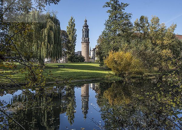 Schlossturm spiegelt sich in der Ilm  UNESCO Welterbe Klassisches Weimar  Park an der Ilm  Weimar  Thüringen  Deutschland  Europa