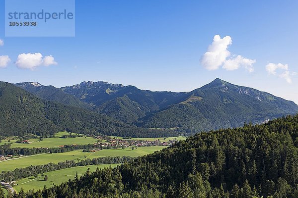 Kampenwand und Hochplatte über Schleching im Achental  Chiemgauer Alpen  Chiemgau  Oberbayern  Bayern  Deutschland  Europa