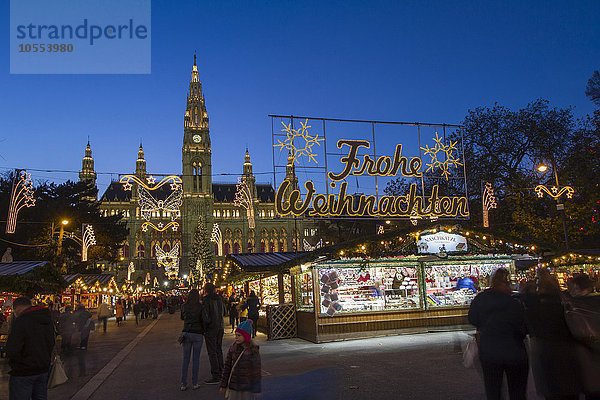 Verkaufsstände am Christkindlmarkt vor Rathaus  Rathausplatz  Wien  Österreich  Europa