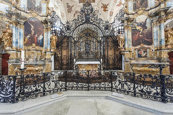 Klosterkirche Muri  Innenraum  Altar mit Blick auf Mönchs- und Hochchor  Muri  Aargau  Schweiz  Europa