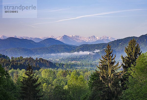Ausblick von Sonntratn oder Sonntraten bei Gaißach über Isartal  hinten Karwendel- und Wettersteingebirge  Isarwinkel  Oberbayern  Bayern  Deutschland  Europa