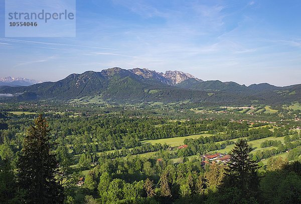 Ausblick von Sonntratn oder Sonntraten bei Gaißach über Isartal  hinten Karwendel- und Wettersteingebirge  Isarwinkel  Oberbayern  Bayern  Deutschland  Europa