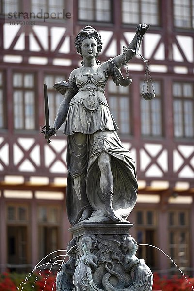 Justitia mit Waagschalen  Gerechtigkeitsbrunnen oder Justitiabrunnen  Römerberg  Altstadt  Frankfurt am Main  Hessen  Deutschland  Europa