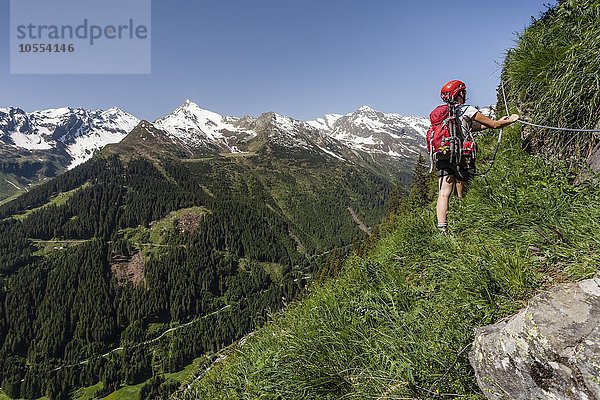 Bergsteiger  Aufstieg auf den Lampskopf  Klettersteig in Pflersch am Fuße des Tribulaun  hinten Wetterspitz  Maratschspitz und Ellesspitz  Goglberg  Pflerscher Tal  Brenner  Wipptal  Eisacktal  Südtirol  Alpen  Italien  Europa