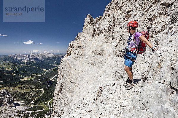 Bergsteiger beim Abstieg von der Südliche Fanesspitze über Klettersteig Via ferrata Veronesi  hinten der Sellastock  Dolomiten  Südtirol  Alpen  Italien  Europa