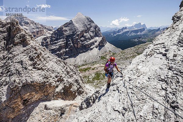 Bergsteiger  Klettersteig Via ferrata Tomaselli  Südliche Fanesspitze  hinten die Tofana di Rozes  Tofana di Mezzo und der Pelmo  Dolomiten  Belluno  Alpen  Italien  Europa