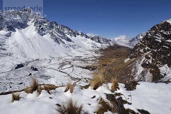 Verschneiter Pass La Cumbre  Todesstraße Camino de la Muerte  Straßezwischen La Paz und Coroico  Bolivien  Südamerika