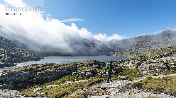 Wanderer auf einem Weg  Klafferkessel mit vielen kleinen Bergseen  Oberer Klaffersee  Greifenberg  Rohrmoos-Untertal  Schladminger Tauern  Steiermark  Österreich  Europa