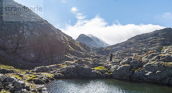 Wanderer an einem Bergsee  Rauhenbergsee im Klafferkessel  Seenplatte  Rohrmoos-Untertal  Schladminger Tauern  Steiermark  Österreich  Europa