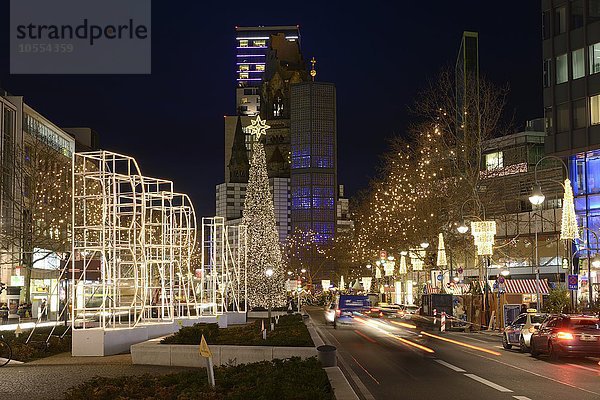 Gedächtniskirche und Hotel Waldorf Astoria mit Weihnachtsbeleuchtung  Berlin  Deutschland  Europa