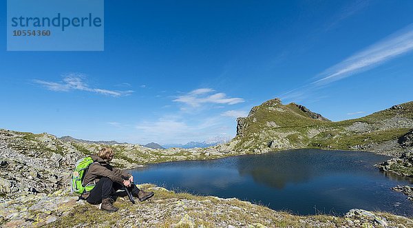 Wanderer an einem Bergsee  Rauhenbergsee im Klafferkessel  Seenplatte  Rohrmoos-Untertal  Schladminger Tauern  Steiermark  Österreich  Europa