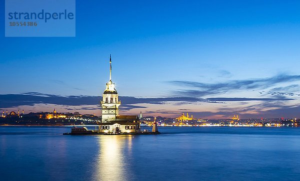Leuchtturm  Leanderturm oder Mädchenturm  K?z Kulesi  bei Dämmerung  Insel im Bosporus  Üsküdar  Istanbul Türkei