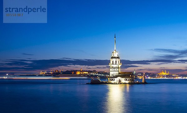 Leuchtturm  Leanderturm oder Mädchenturm  K?z Kulesi  bei Nacht  Insel im Bosporus  Üsküdar  Istanbul Türkei