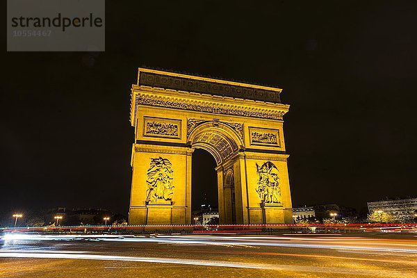 Triumphbogen  Arc de Triomphe bei Nacht mit Lichtspuren  Place Charles de Gaulle  Paris  Île-de-France  Frankreich  Europa