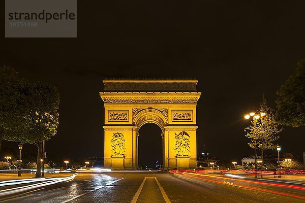 Triumphbogen  Arc de Triomphe bei Nacht mit Lichtspuren  Place Charles de Gaulle  Paris  Île-de-France  Frankreich  Europa