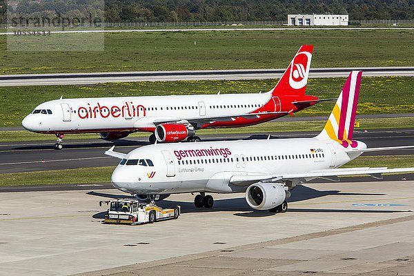 Air Berlin Airbus A321 und Germanwings Airbus A320 auf der Rollbahn  Flughafen Düsseldorf-International  Düsseldorf  Nordrhein-Westfalen  Deutschland  Europa
