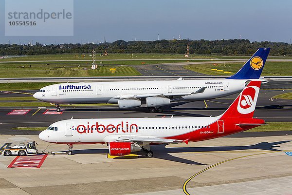 Lufthansa Airbus A340 und Air Berlin Airbus A320  Flughafen Düsseldorf-International  Düsseldorf  Nordrhein-Westfalen  Deutschland  Europa