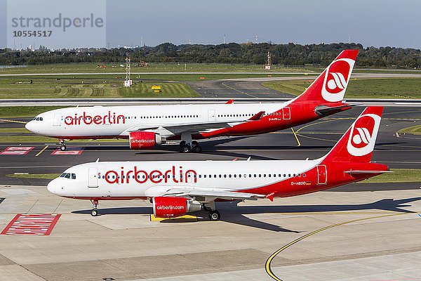 Air Berlin Airbus A320  vorne und Airbus A330  Flughafen Düsseldorf-International  Düsseldorf  Nordrhein-Westfalen  Deutschland  Europa