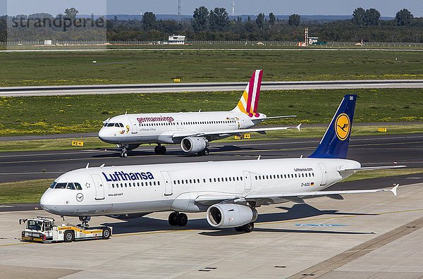 Lufthansa Airbus A321 und Germanwings Airbus A320 auf der Rollbahn  Flughafen Düsseldorf-International  Düsseldorf  Nordrhein-Westfalen  Deutschland  Europa