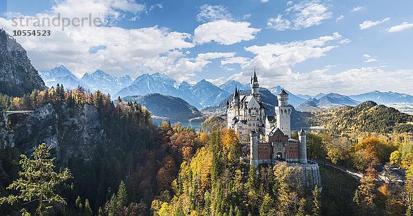 Schloss Neuschwanstein im Herbst  hinten Alpsee  Schwangau  Ostallgäu  Allgäu  Schwaben  Oberbayern  Bayern  Deutschland  Europa