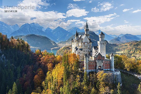 Schloss Neuschwanstein im Herbst  hinten Alpsee  Schwangau  Ostallgäu  Allgäu  Schwaben  Oberbayern  Bayern  Deutschland  Europa